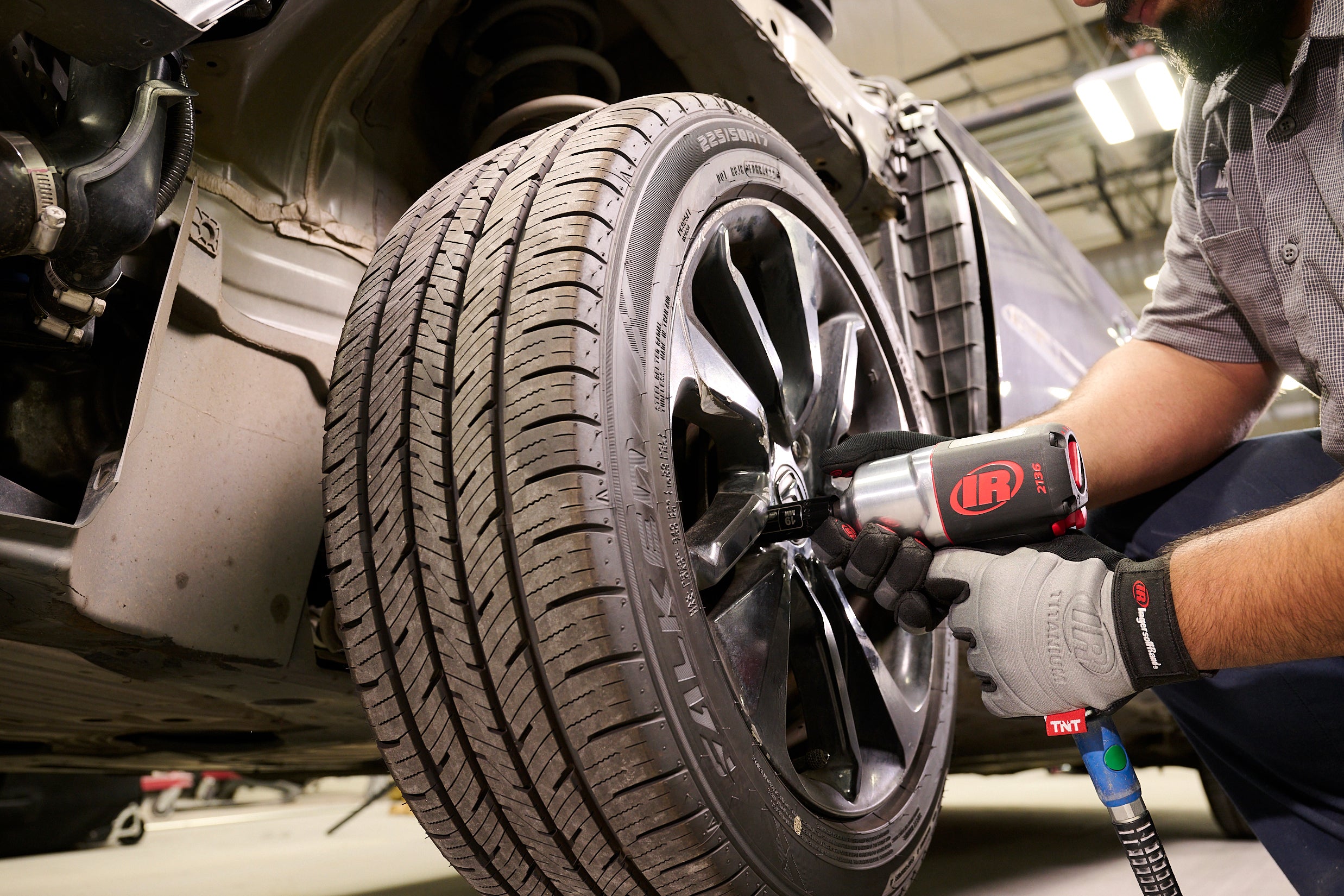 Compressed air impact wrench 1/2" 2136QXPA Ingersoll Rand - replaces 2135QXPA in action, left side view