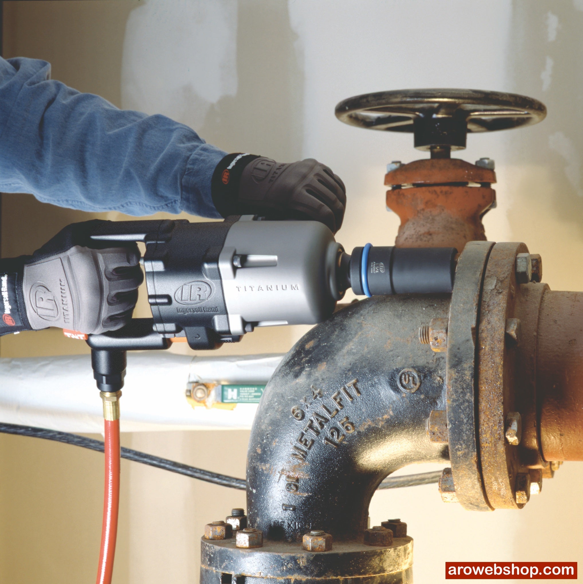 Industrial impact wrench 1" ATEX 3940B2TiEX Ingersoll Rand in use, machine from right side view