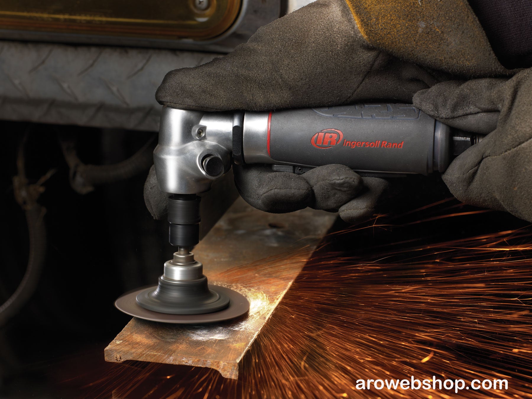 Amoladora angular neumática 5102MAX-M Ingersoll Rand 20 000 rpm en uso, vista lateral izquierda