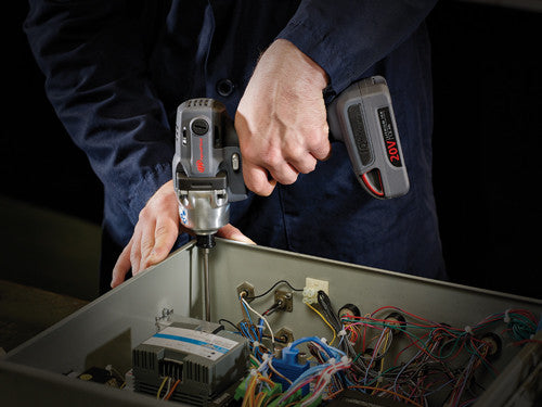 Visseuse à chocs sans fil du kit 20 V 1/4" hexagonal W5111-K22-EU Ingersoll Rand 215 Nm, outil avec batterie, vue de profil gauche en action