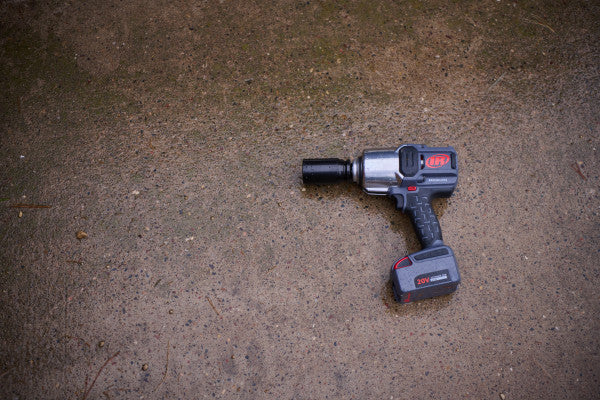 Visseuse à chocs sans fil 20 V 3/4-6" W8571 Ingersoll Rand 2710 Nm, machine ici avec batterie, vue latérale gauche avant utilisation