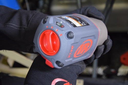 Clé à chocs Ingersoll Rand 2146Q2MAX de arowebshop.com, vue arrière de la machine et indicateur de pression
