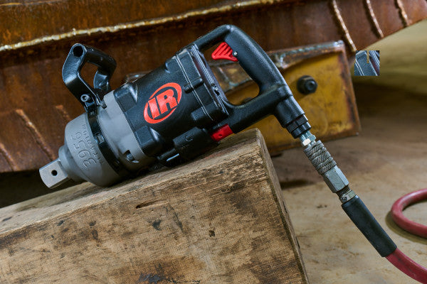 Klucz udarowy pneumatyczny 1 1/2” Titan 3956B2Ti Ingersoll Rand 7300 Nm w użyciu, widok z lewej strony z uchwytem