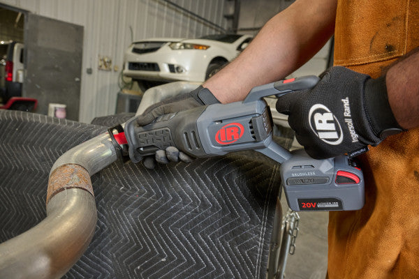 Zestaw piły szablastej AKKU 20 V C5101-K22-EU Ingersoll Rand z 2 akumulatorami i ładowarką, maszyna z akumulatorem AKKU BL2022 5,0 Ah w użyciu