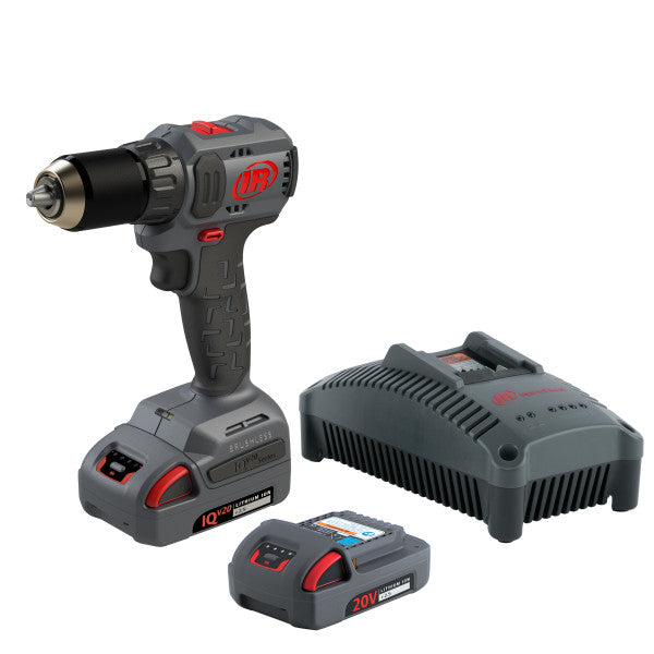 Wiertarko-wkrętarka akumulatorowa SET D3141-K22-EU 20 V Ingersoll Rand, w tle po lewej stronie maszyna z akumulatorem 2,5 Ah, po prawej stronie ładowarka BC1121-EU, a z przodu drugi akumulator.