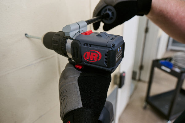 Wiertarko-wkrętarka akumulatorowa SET 20V D5241-K22-EU Ingersoll Rand, wiertarka z dodatkowym uchwytem w użyciu, widok z lewej strony pod kątem