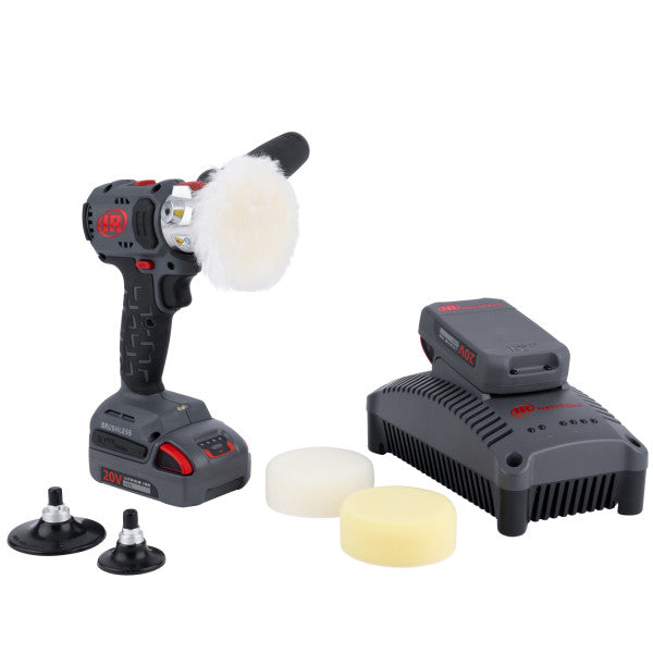 Szlifierka i polerka 20 V AKKU SET G4621-K22-EU Ingersoll Rand, maszyna w ukośnym widoku z prawej strony z tarczą mocowaną na rzep + wełną, z przodu 2 rolki Roloc i 2 kolejne tarcze mocowane na rzep pośrodku; po prawej ładowarka z akumulatorem