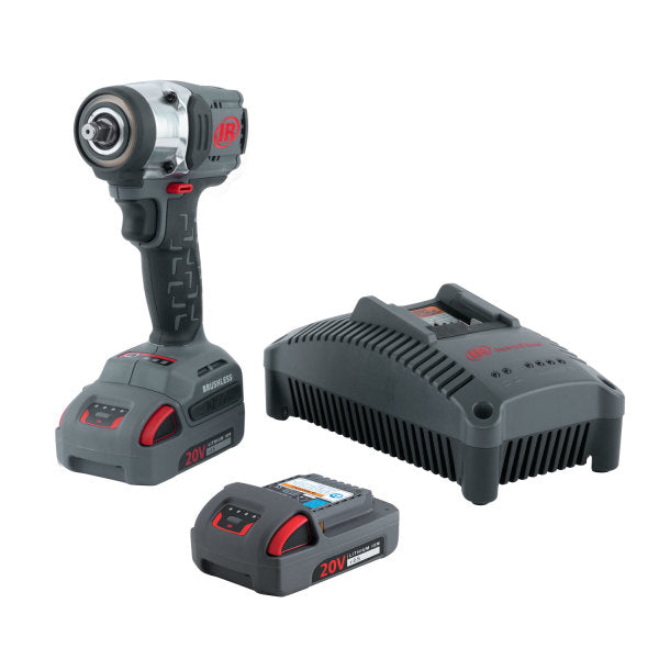 Zestaw wkrętarki udarowej AKKU W3131-K22-EU 20 V 3/8” Ingersoll Rand, W3131 Kompaktowy, z jednym akumulatorem z tyłu po lewej stronie, drugim akumulatorem z przodu i ładowarką z tyłu po prawej stronie.