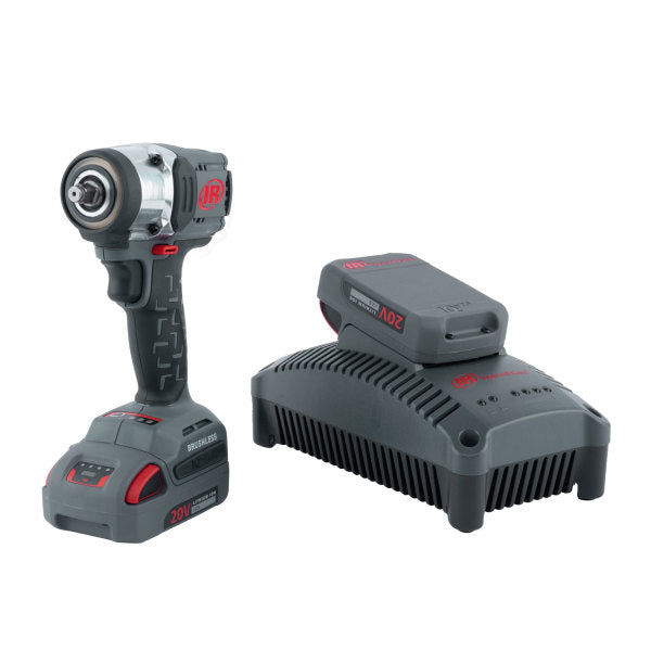 Zestaw wkrętarki udarowej AKKU W3131-K22-EU 20 V 3/8” Ingersoll Rand, W3131 Kompaktowy, z akumulatorem 2,5 Ah po lewej stronie i ładowarką z drugim akumulatorem po prawej stronie podczas ładowania.