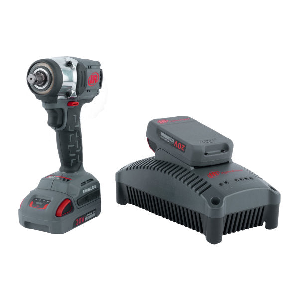 Zestaw wkrętarki udarowej AKKU W3151-K22-EU 20 V 1/2” Ingersoll Rand, W3151 Kompaktowy, z akumulatorem 2,5 Ah po lewej stronie i ładowarką z drugim akumulatorem po prawej stronie podczas ładowania.