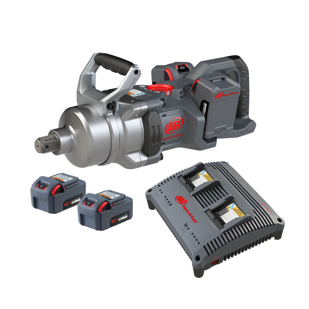Zestaw wkrętarki udarowej AKKU W9491-K4E-EU 20 V 1" Ingersoll Rand, maszyna z 2 akumulatorami AKKU w tle, ukośny widok z boku po lewej stronie, a na pierwszym planie 2 akumulatory AKKU 5,0 Ah i podwójna ładowarka 12 V/20 V.