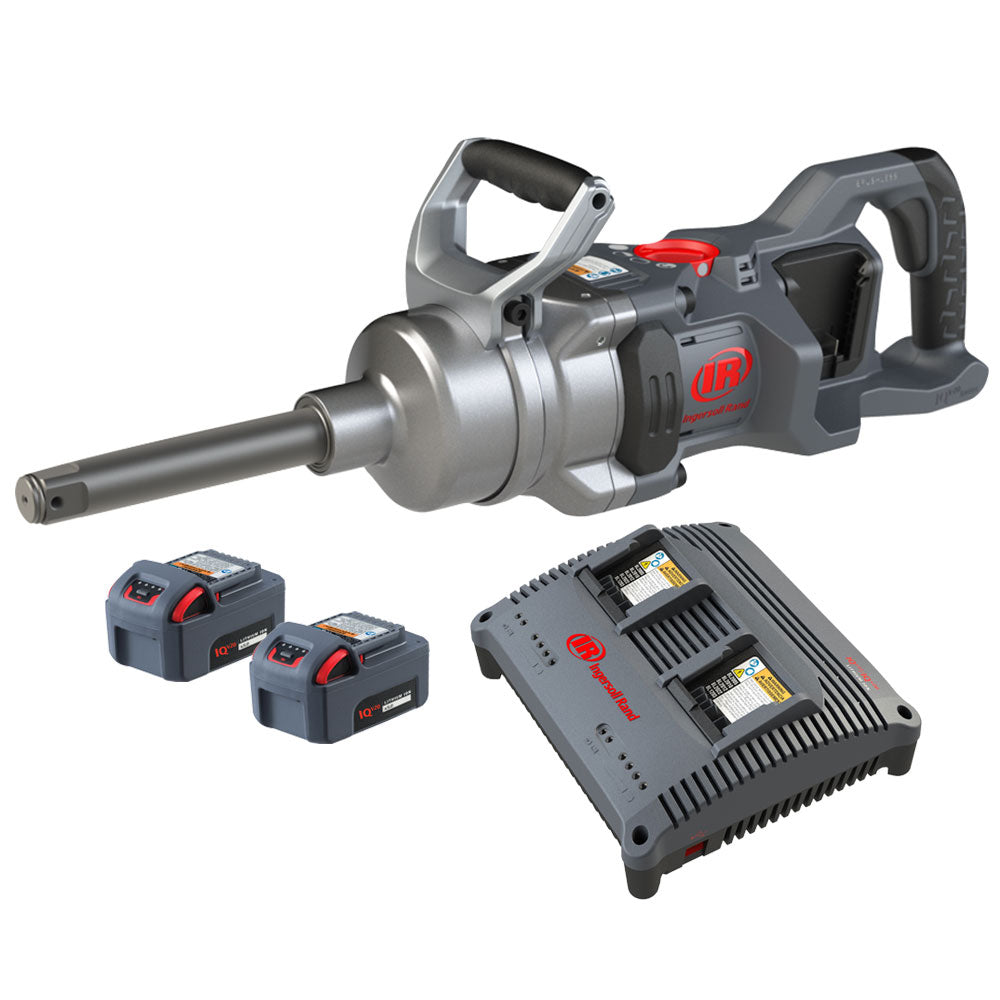 Zestaw wkrętarki udarowej AKKU W9691-K2E-EU 2 x 20 V 1" Ingersoll Rand, w tle maszyna bez osłony w ukośnym widoku z boku, z przodu 2x AKKU 5,0 Ah i podwójna ładowarka BC1221-EU