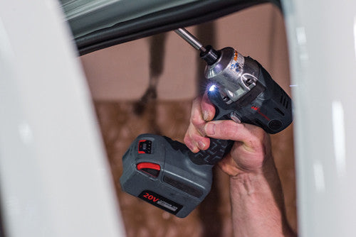 AKKU Schlagschrauber vom SET 20V 1/4“ Hex W5111-K22-EU Ingersoll Rand 215 Nm, Maschine mit AKKU, Seitenansicht schräg links im Einsatz