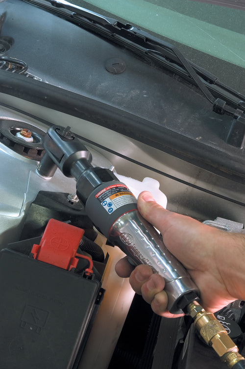 Druckluft Ratsche 3/8“ 109XPA Ingersoll Rand, von oben im Einsatz