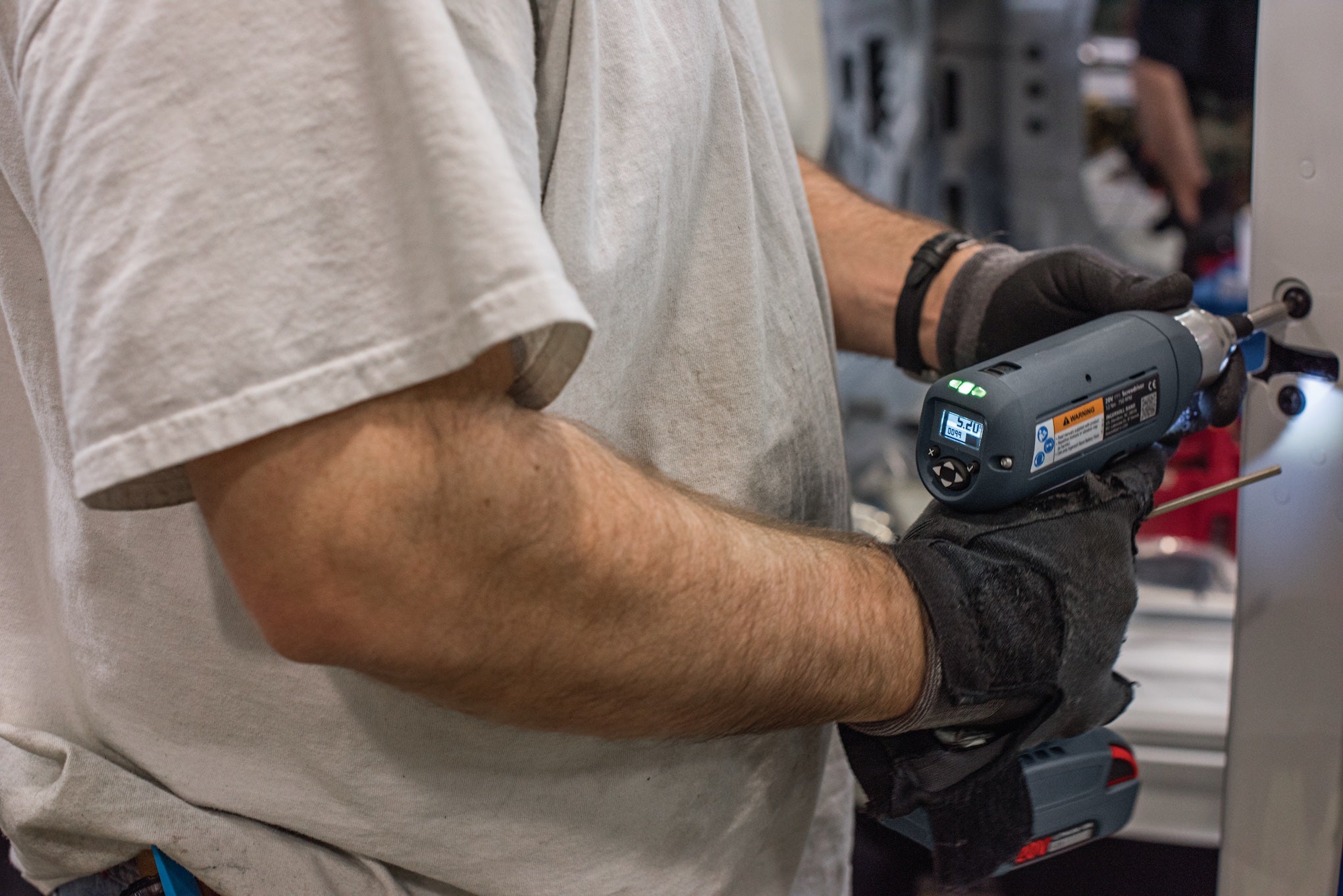 QXX Präzisions-Akkuschrauber der QX-Serie Ingersoll Rand im Einsatz von hinten und schräger rechter Seite