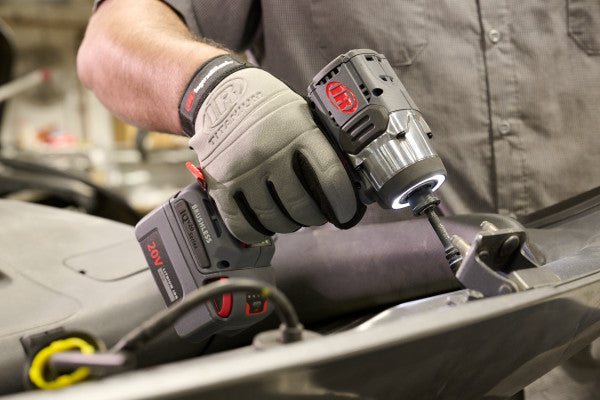 Atornillador de impacto a batería W3111 20 V 1/4" Hex Ingersoll Rand en uso, vista lateral derecha