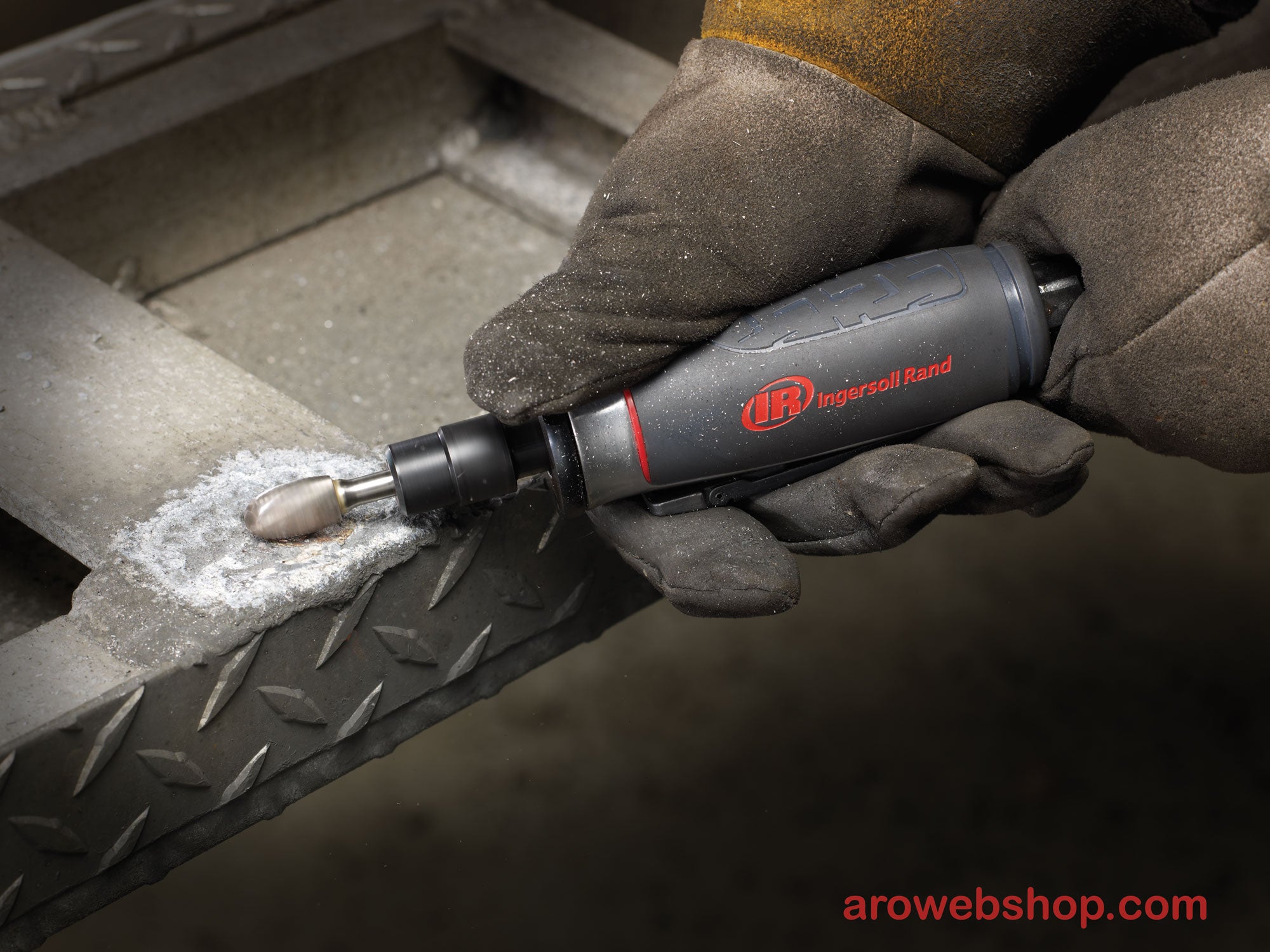 Amoladora recta neumática 5108MAX-M Ingersoll Rand 25 000 rpm en uso