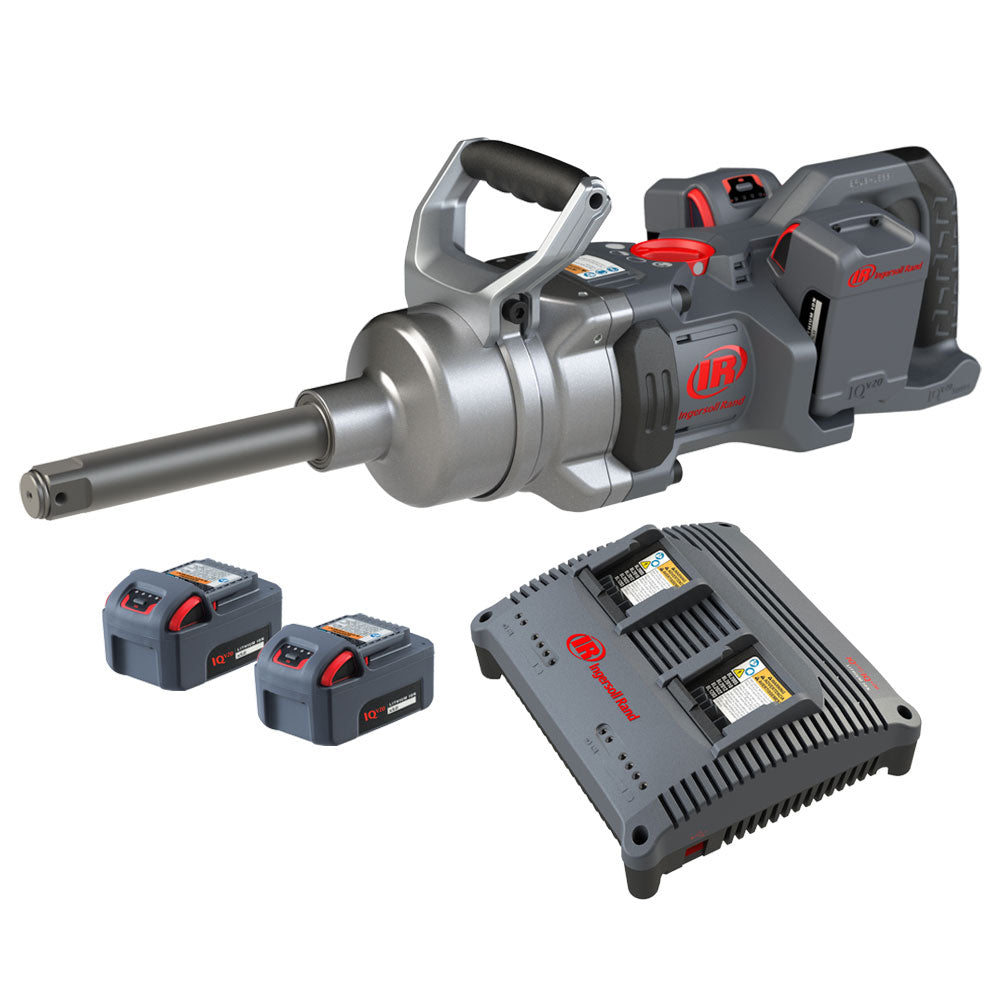 Juego de atornilladores de impacto a batería W9691-K4E-EU 1" 4x 20 V 1" Ingersoll Rand, al fondo la máquina con 2 baterías en vista lateral inclinada, delante 2 baterías y cargador doble.