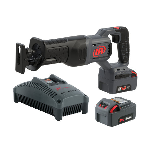 Scie sabre sans fil SET 20V C5101-K22-EU Ingersoll Rand, machine avec batterie BL2022 5,0 Ah, à droite à l'arrière, deuxième batterie à droite à l'avant et chargeur BC1121-EU à gauche à l'avant