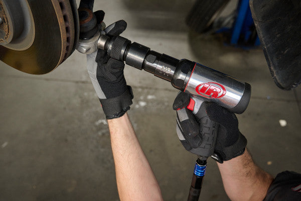 Młotek pneumatyczny 135MAXH firmy Ingersoll Rand w akcji, widok z lewej strony