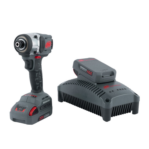 Zestaw wkrętarki udarowej AKKU W3111-K22-EU 20 V 1/4” Hex Ingersoll Rand z 1 akumulatorem 2,5 Ah po lewej stronie i  ładowarką z akumulatorem podczas ładowania po prawej stronie.