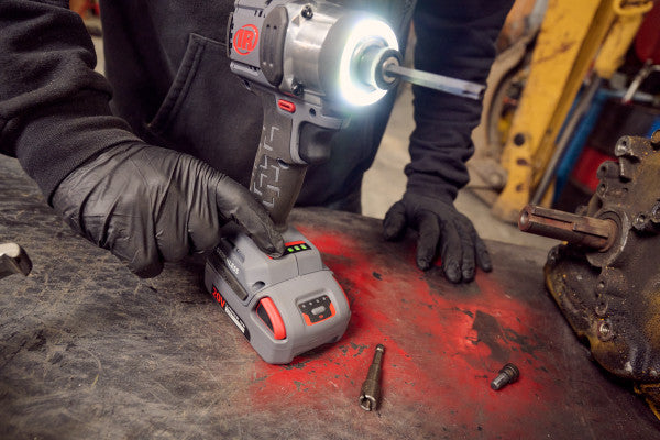 Klucz udarowy AKKU W3111 20V 1/4" Hex Ingersoll Rand w widoku ukośnym z prawej strony z podświetlanym pierścieniem LED