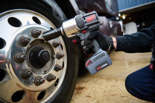 Wkrętarka udarowa akumulatorowa 20 V 3/4” W8171 Ingersoll Rand 2710 Nm, w użyciu, widok z lewej strony