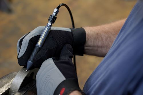 Ręczny grawer pneumatyczny 140EP Ingersoll Rand z wężem w użyciu
