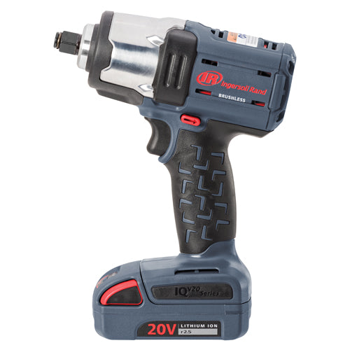 Akumulatorowa wkrętarka udarowa z zestawu 20 V 1/2” W5153-K22A-EU Ingersoll Rand 500 Nm, widok maszyny z lewej strony z akumulatorem BL2012