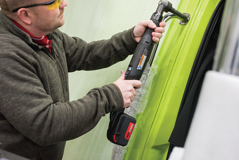 Precyzyjna akumulatorowa wkrętarka kątowa QXC QX-Series™ Ingersoll Rand w użyciu, widok z prawej strony
