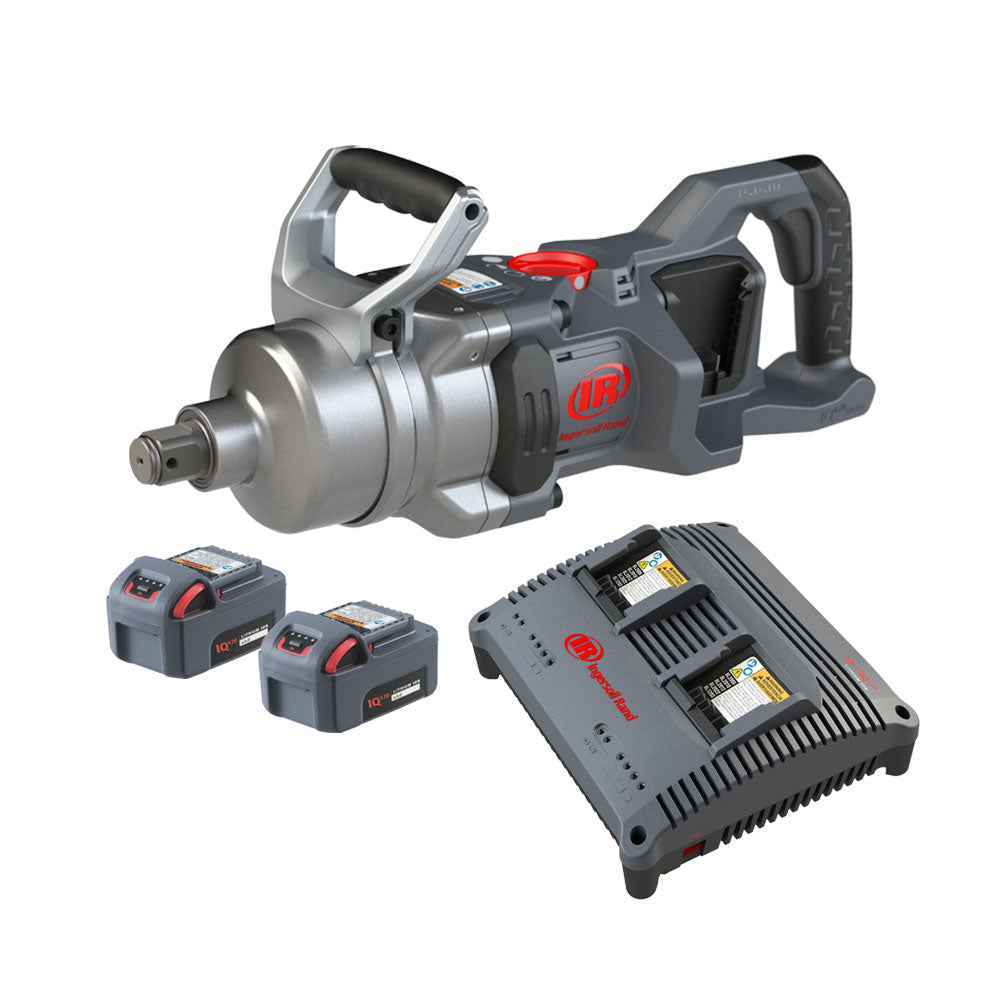Zestaw klucza udarowego AKKU W9491-K2E-EU 20 V 1" Ingersoll Rand Maszyna w ukośnym widoku bocznym z 2x AKKU BL2022 5,0 Ah i podwójną ładowarką BC1221-EU
