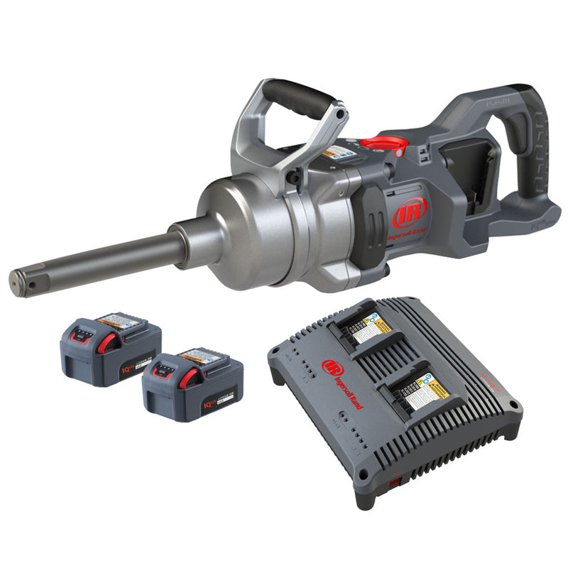 Klucz udarowy AKKU SET W9691-K2E-EU 2 x 20V 1" Ingersoll Rand, w tle naga maszyna w ukośnym widoku z boku, z przodu 2x AKKU 5.0 Ah i podwójna ładowarka BC1221-EU