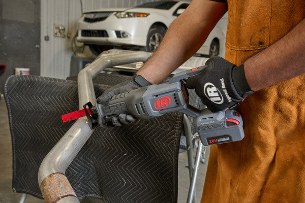 AKKU vratná píla 20V C5101 Ingersoll Rand, bez príslušenstva, tu stroj v prevádzke zľava s AKKU a pílovým kotúčom