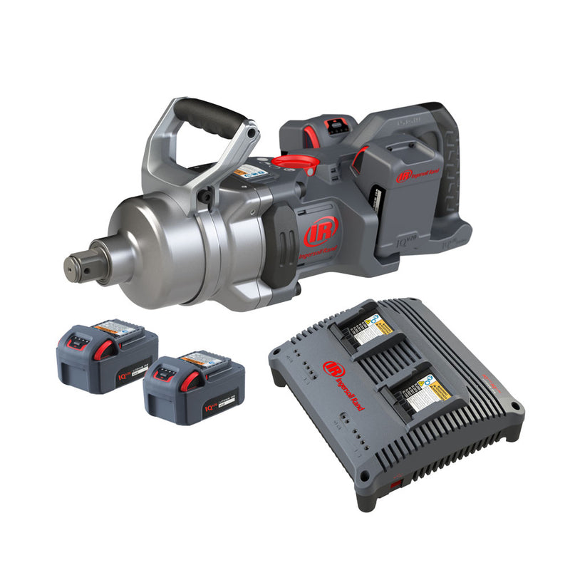  AKKU rázový uťahovák SET W9491-K4E-EU 20V 1" Ingersoll Rand, stroj s 2x AKKU v pozadí v diagonálnom bočnom pohľade vľavo a v popredí 2x AKKU 5,0 Ah a duálna nabíjačka 12V/20V 