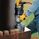 Industrie-Schlagschrauber 1 1/2" 3955B2Ti Ingersoll Rand, Seitenansicht links, im Einsatz von oben 